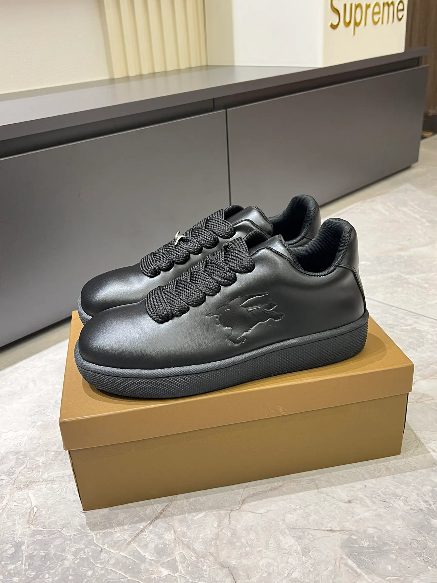 Men's shoes 💰p400 "Burberr*" new thick-soled men's casual sports shoes, cool sneakers and bread shoes, originally purchased and developed, the top version of the Box series sports shoes, made of smooth calfskin fabric, embellished with embossed Equestrian Knight logo (EKD). Made of mesh lining, the laces are decorated with metal coils, the rubber soles are decorated with the Burberry letter logo, and the original molded 3.5CM two-color T men's shoes 💰pU outsole! Male 38-44 (45 customized)